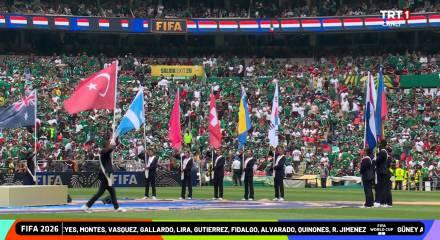 T&uuml;m d&uuml;nya bu anı izledi! Ay yıldızlı bayrağımız Azteca Stadyumu'nda.