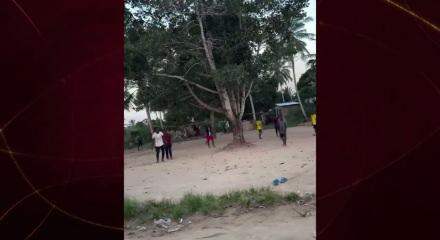 T&uuml;rk ziyaret&ccedil;iden Afrika&rsquo;da anlamlı hareket: &Ccedil;ocuklara top almaları i&ccedil;in har&ccedil;lık verdi