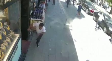 Van'da &ouml;l&uuml;mden kıl payı kurtuluş: Binadan kopan beton par&ccedil;alar teğet ge&ccedil;ti