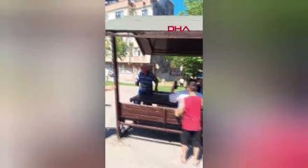 Yardım etmek istedi saldırıya uğradı! "Besle kargayı oysun g&ouml;z&uuml;n&uuml;" s&ouml;z&uuml; ger&ccedil;ek oldu