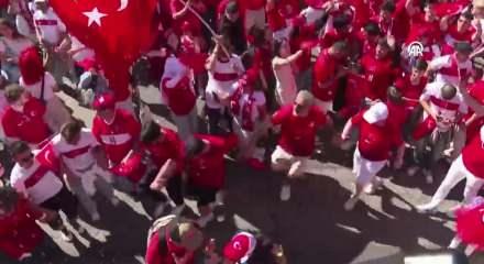 ABD'de T&uuml;rk y&uuml;r&uuml;y&uuml;ş&uuml;! Binlerce kişi ma&ccedil;a akın etti