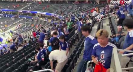 Japon taraftarlar yaptıklarıyla t&uuml;m d&uuml;nyanın takdirini kazandı