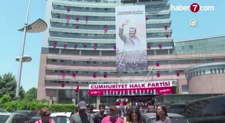 CHP&rsquo;de disiplin s&uuml;reci sonrası grup başkanvekilliği odalarındaki isimler kaldırıldı