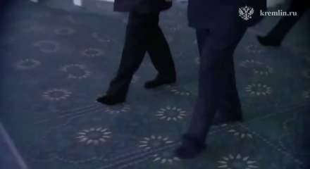 Putin'den Kazan'da cami ziyareti: Girişte ayakkabılarını &ccedil;ıkarmayı ihmal etmedi!