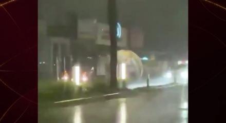 El Salvador'da fırtınanın kopardığı D&uuml;nya Kupası topu trafiği birbirine kattı