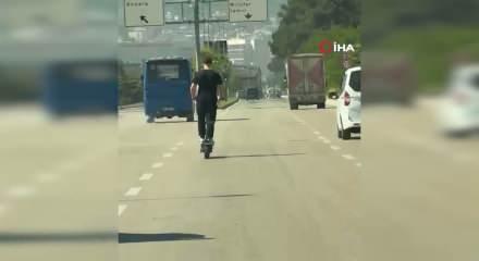 Elektrikli scooter &uuml;zerinde tehlikeli yolculuk kamerada