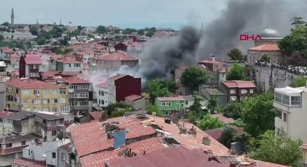 Fatih'te binadaki yangın ara&ccedil;lara sı&ccedil;radı