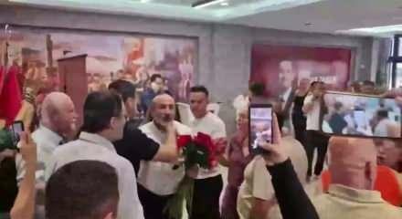 G&uuml;mr&uuml;k&ccedil;&uuml;'n&uuml;n &ccedil;i&ccedil;eği CHP İzmir'i karıştırdı!