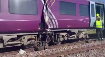 İngiltere'de iki yolcu treni birbirine girdi! &Ccedil;ok sayıda yarılı var