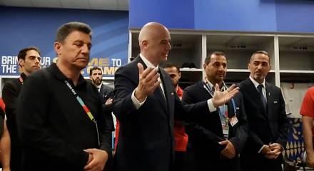 İran-Yeni Zelanda ma&ccedil;ının ardından FIFA Başkanı Infantino, İran soyunma odasına indi!