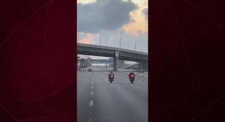 İskenderiye'de feci kaza: &Ccedil;arpışan motosikletler alev topuna d&ouml;nd&uuml;