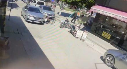 Isparta'da korkutan kaza: Aniden yola fırlayan &ccedil;ocuğa otomobil &ccedil;arptı