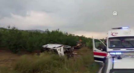 Isparta'da tur otob&uuml;s&uuml;n&uuml;n devrildiği kazada 4 kişi &ouml;ld&uuml;, 15 kişi yaralandı