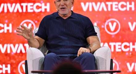 Jeff  Bezos'tan &ccedil;arpıcı uyarı: D&uuml;nyayı kurtarmak i&ccedil;in Ay'da koloni kurmalıyız