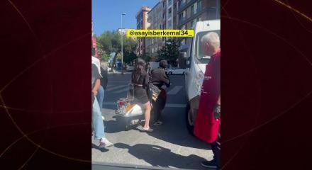 Kağıthane&rsquo;de yol verme kavgası: &Ouml;n&uuml;n&uuml; kesti k&uuml;f&uuml;rler savurup saldırdı!