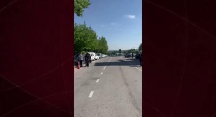 Konya polisinin sınava yetişecek &ouml;ğrenciye verdiği destek g&ouml;n&uuml;lleri fethetti
