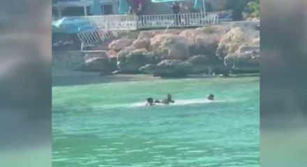 Mersin'de denizin ortasında sopalı kavga: O anlar kamerada