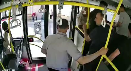  Malatya'da epilepsi n&ouml;beti ge&ccedil;iren yolcuyu otob&uuml;s şof&ouml;r&uuml; hastaneye yetiştirdi