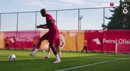 Nijeryalı s&uuml;per star Osimhen Galatasaraylı taraftarların y&uuml;reğine su serpti