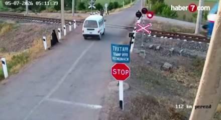 &Ouml;zbekistan'da ihlal can aldı: Y&uuml;k treni kırmızı ışıkta ge&ccedil;en araca &ccedil;arptı