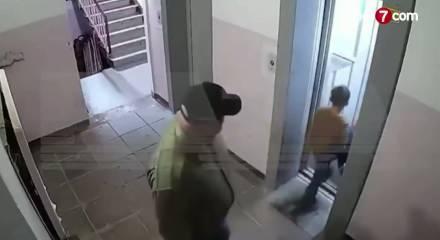 Rusya'da asans&ouml;rde dehşet anları: Yanlışlıkla &ccedil;arptığı &ccedil;ocuğu &ouml;ld&uuml;resiye d&ouml;vd&uuml;