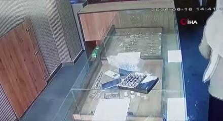 Şanlıurfa'da firari dana kuyumcuya daldı, ortalığı birbirine kattı, o anlar kamerada!