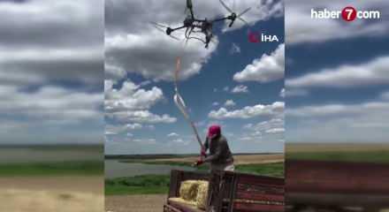 Teknoloji tarlaya indi: &Ccedil;ift&ccedil;i dronla saman balyası taşıyor