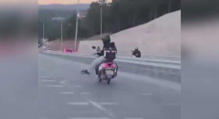 &Uuml;mraniye'de motokuryenin tehlikeli yolculuğu kamerada