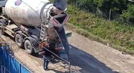 Vatandaş belediyeden umudu kesince cebinden para verip &ccedil;ukura beton d&ouml;kt&uuml;