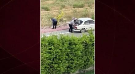  Konya'da iki kişi yol kenarındaki kaldırım taşlarını s&ouml;k&uuml;p ara&ccedil;larına y&uuml;kledi