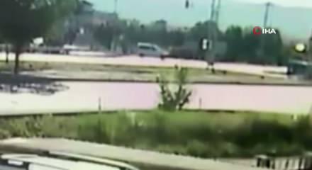 25 yaşındaki s&uuml;r&uuml;c&uuml;n&uuml;n hayatını kaybettiği feci kaza anı g&uuml;venlik kamerasında