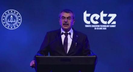 K&uuml;rs&uuml;de boğazı kuruyan Bakan Tekin verilen suyu oturarak i&ccedil;ti