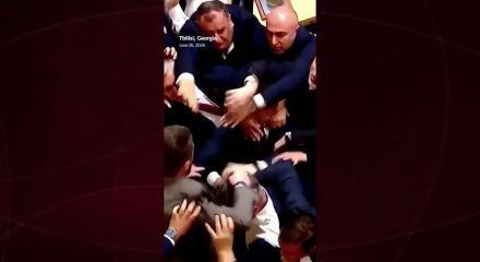 G&uuml;rcistan parlamentosu karıştı vekiller birbirine yumrukla saldırdı