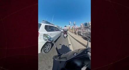  İstanbul'da trafikte ter&ouml;r estiren motosikletliye başka bir motosikletli tepki g&ouml;sterdi