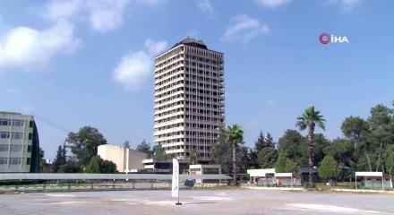  Adana'da depremde hasar g&ouml;ren 16 katlı &Ccedil;ukobirlik binası dinamitle yıkıldı
