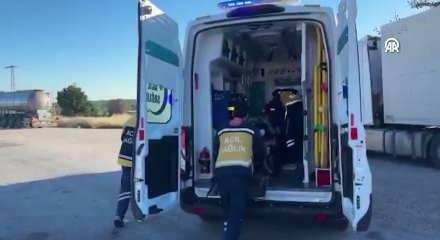 Ambulans TIR'a arkadan &ccedil;arptı: Taşınan hasta &ouml;ld&uuml;, 3 sağlık personeli yaralı