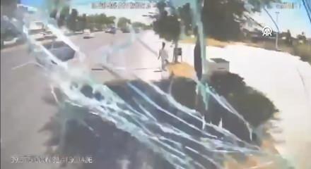 Ankara'da EGO otob&uuml;s&uuml;n&uuml;n karıştığı trafik kazası g&uuml;venlik kamerasında
