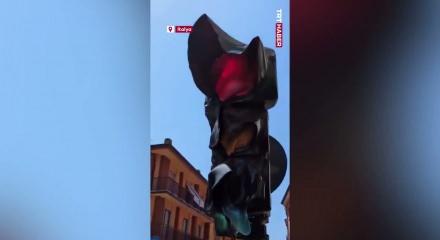 Avrupa kavruluyor: İtalya ve Almanya'da trafik lambaları eridi!