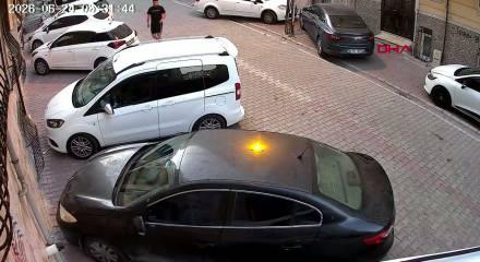 Esenyurt'ta evinin &ouml;n&uuml;nde uğradığı silahlı saldırıda hayatını kaybetti; cinayet anı kamerada