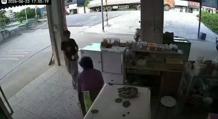 Ara&ccedil;tan fırlayan tekerlek d&uuml;kkan daldı facia kıl payı atlatıldı