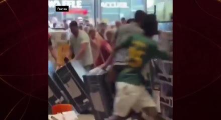 Rekor sıcaklıklar marketleri birbirine kattı: Son klimaları alabilmek i&ccedil;in yarıştılar