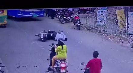 Hindistan'da akılalmaz kaza: Hareket halindeki motosikletlinin başına ağa&ccedil; dalı d&uuml;şt&uuml;!