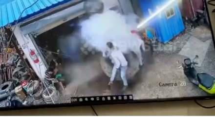 Hindistan'da feci olay! &Uuml;zerinde oturdukları lastik bomba gibi patladı: 1 &ouml;l&uuml;, 3 yaralı