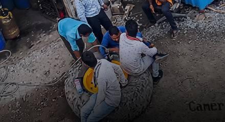 Hindistan'da feci olay! &Uuml;zerinde oturdukları lastik bomba gibi patladı: 1 &ouml;l&uuml;, 3 yaralı