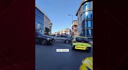 İstanbul trafiğinde &uuml;&ccedil; kadın s&uuml;r&uuml;c&uuml;n&uuml;n yol vermeme inatlaşması trafiği kilitledi...
