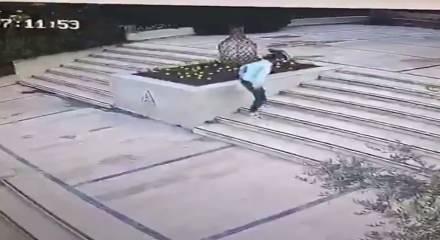 &Ouml;nce k&ouml;peğe sonra g&uuml;venliğe saldırdı: Mahkeme affetmedi!