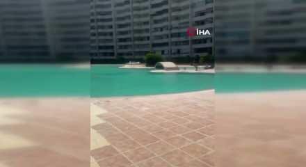 Mersin'de 28 Şubat kafası! Tesett&uuml;rl&uuml; kadın havuza alınmadı: Soruşturma başlatıldı