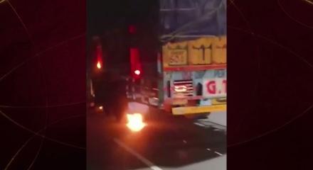Motosiklet s&uuml;r&uuml;c&uuml;s&uuml;n&uuml;n feci &ouml;l&uuml;m&uuml;: Kamyon altında metrelerce s&uuml;r&uuml;klendi!