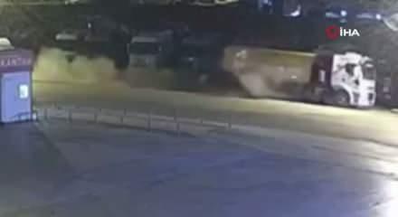 Otomobilin kamyona &ccedil;arptığı feci kaza kamerada: 3 &ouml;l&uuml;