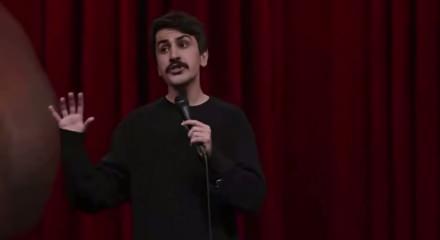 S&ouml;zde komedyen Deniz G&ouml;ktaş  Kur'an-ı Kerim ile aley etti!